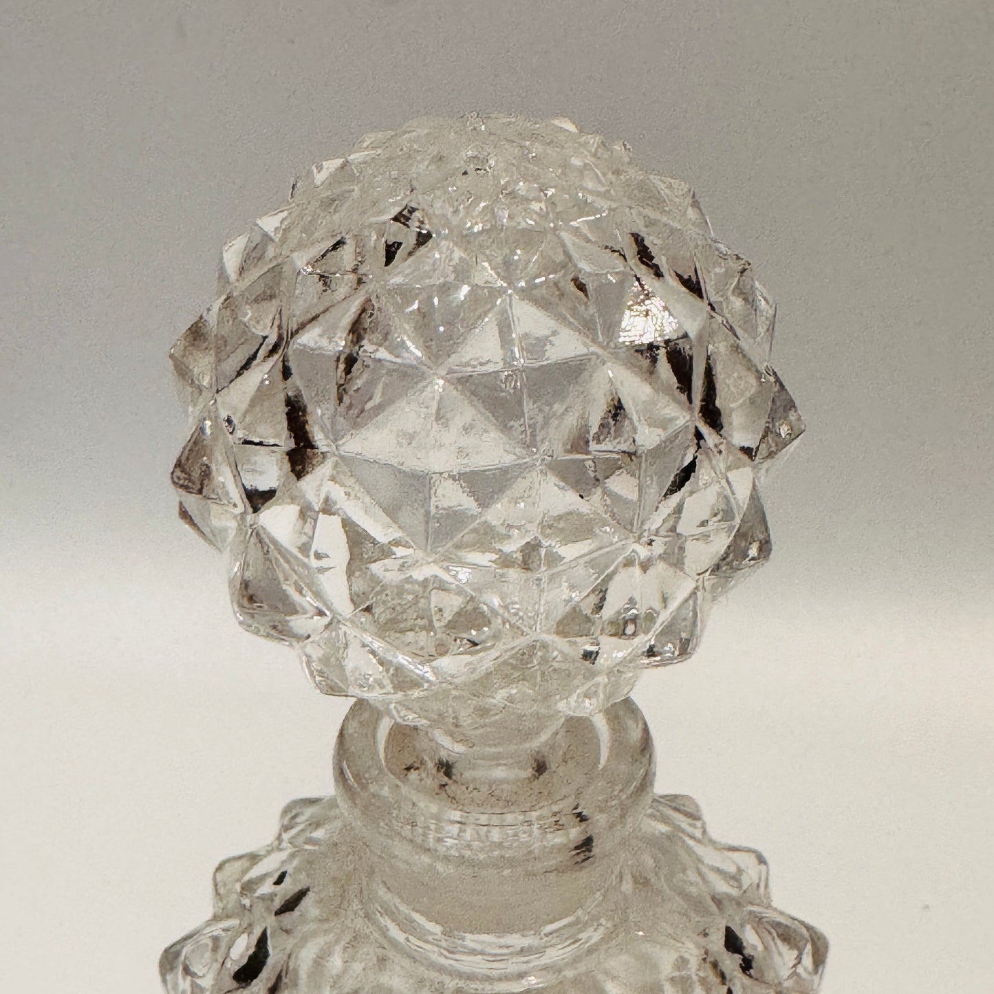 Clear Cut Glass Diamond Perfume Bottle with Stopper