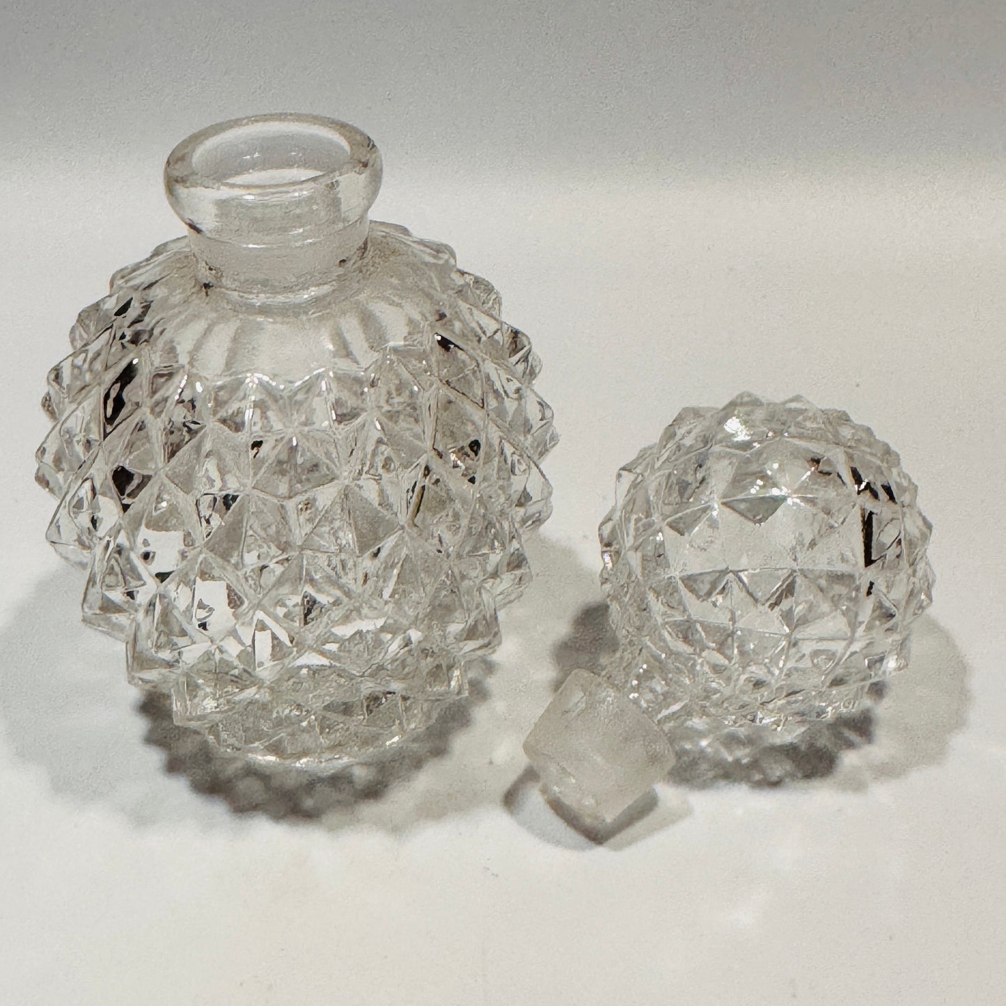 Clear Cut Glass Diamond Perfume Bottle with Stopper